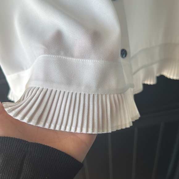 CAbi Style #3439 Pleated Hem Sleeveless Blouse Top Size small, White Button Up. - Picture 5 of 7